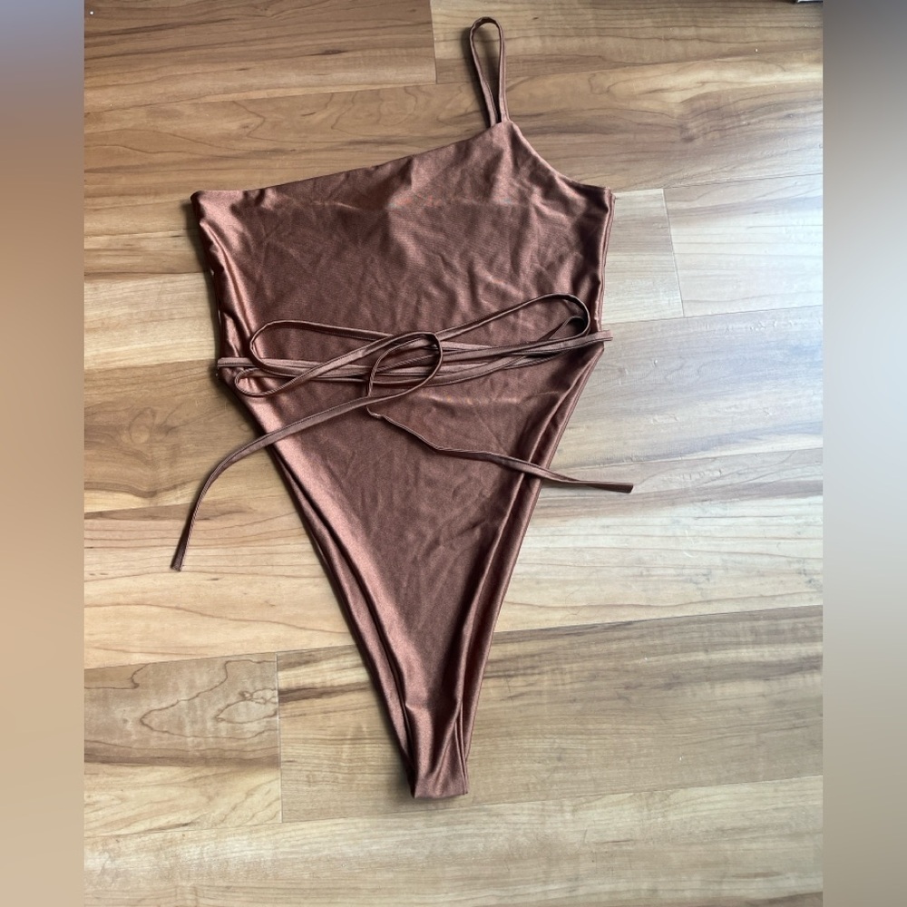 Boohoo Bronze One Shoulder Tie Waist Bodysuit | Satin Look | Size 8 - Picture 2 of 9